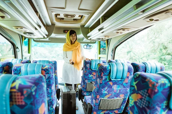 Mulher muçulmana fazendo eid mubarak viajando de volta para sua cidade natal, montando um ônibus — Fotografia de Stock