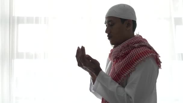 Porträt eines muslimischen Mannes, der die Hand zum Beten benutzt — Stockvideo