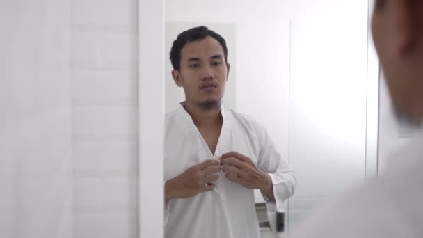 Muslim asiatic om uita-te la oglindă și să se îmbrace — Videoclip de stoc