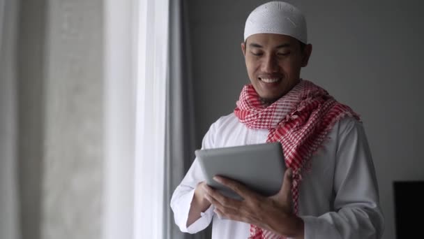 Šťastný muslimský podnikatel s úsměvem při použití tabletu PC — Stock video