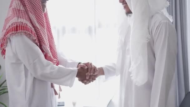 İş ortağı Müslüman ortak toplantıda el sıkışıyor — Stok video