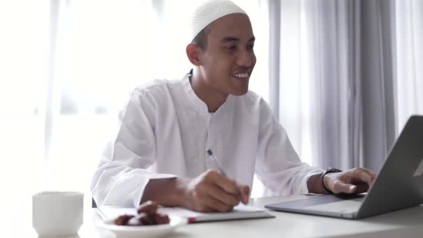 Asiatisk muslim affärsman som arbetar med bärbar dator — Stockvideo