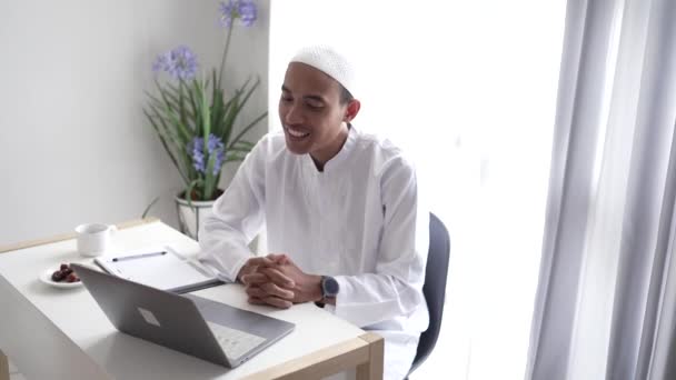 Азиатский мусульманин встреча с помощью ноутбука для видеоконференции — стоковое видео