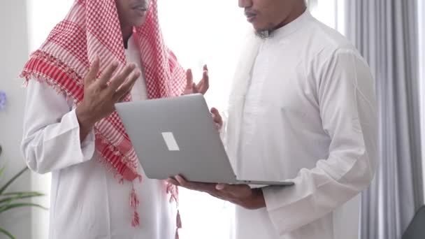 Мусульманский бизнес-партнер обсуждает и встречается с помощью ноутбука — стоковое видео