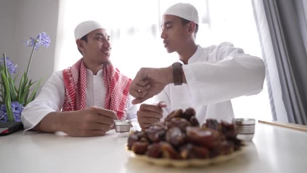 Musulmanes tomando dátiles fruta mientras disfrutan de la cena iftar juntos — Vídeos de Stock