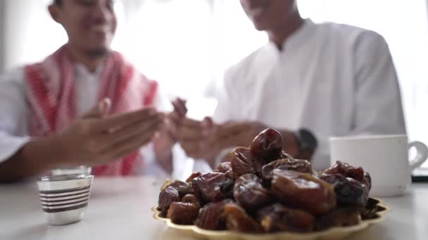 Musulmanes mano tomando fechas fruta mientras disfrutan de la cena iftar juntos — Vídeo de stock