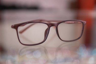 Optik mağazada yeni bir gözlük modeli