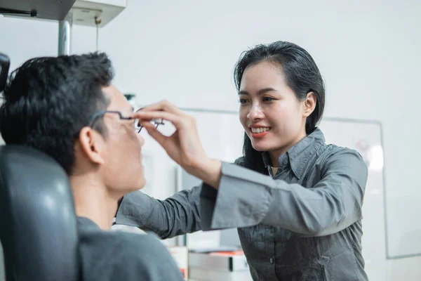 Η γυναίκα οφθαλμίατρος εφαρμόζει το πειραματικό πλαίσιο στον ασθενή — Φωτογραφία Αρχείου
