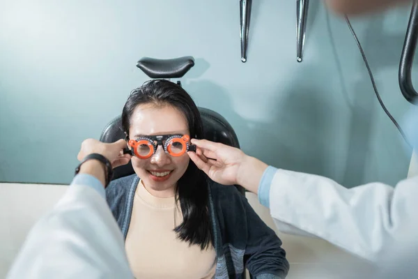 의사는 여성 환자에게 안경을 사용하고 있다 — 스톡 사진