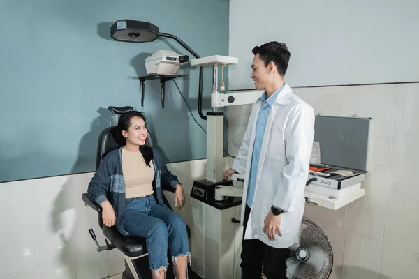 Mężczyzna lekarz i piękny pacjent są w pokoju w klinice oka — Zdjęcie stockowe