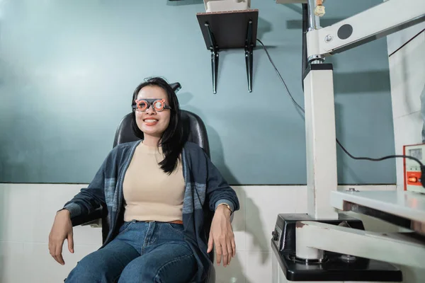 Een mooie vrouw zit in een stoel en draagt een experimenteel bril — Stockfoto
