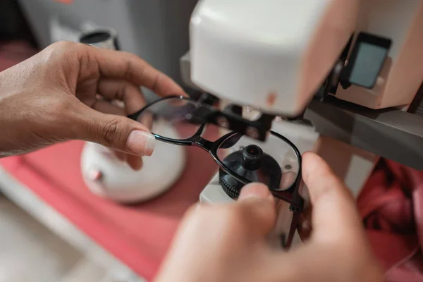 Alguien está revisando las gafas de un paciente usando un corrector de gafas —  Fotos de Stock