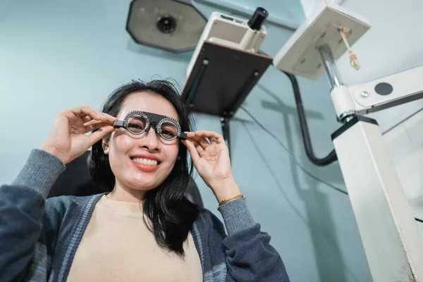 Una hermosa mujer posa sosteniendo gafas de medición que se están utilizando —  Fotos de Stock