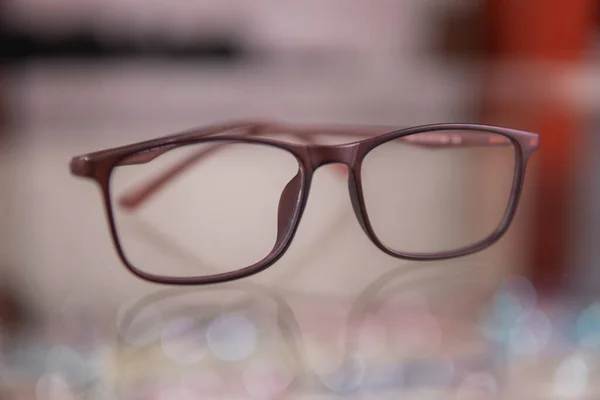 Un nuovo modello di occhiali in negozio ottico — Foto Stock