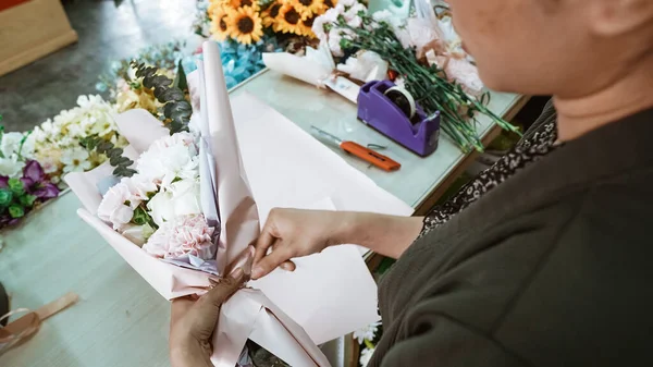 Žena pracující v květinářství příprava objednávky flanel květ — Stock fotografie