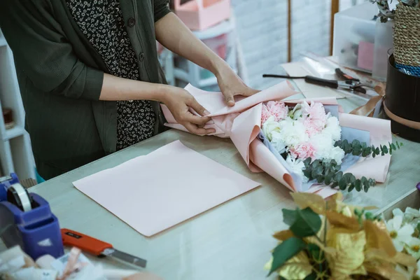 Porträtt hand florist göra en flanell blomma hantverk — Stockfoto