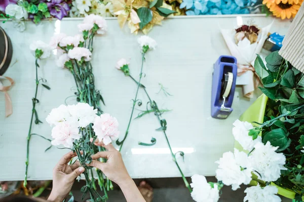 Портретна рука флориста робить квітковий виріб — стокове фото