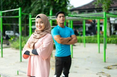 Sırt sırta verip sırt sırta verip gülümseyen Müslüman çiftlerin seçici odağı