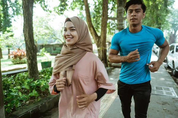 Muslim ζευγάρια κάνουν τζόκινγκ μαζί όταν εξωτερική άσκηση — Φωτογραφία Αρχείου