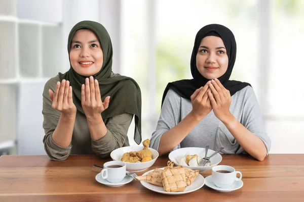 Hidžáb žena snídaně jíst společně — Stock fotografie