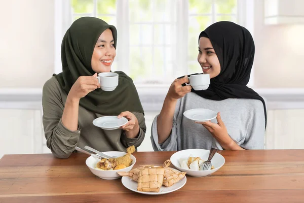 Hijab mujer desayunando comiendo juntos —  Fotos de Stock