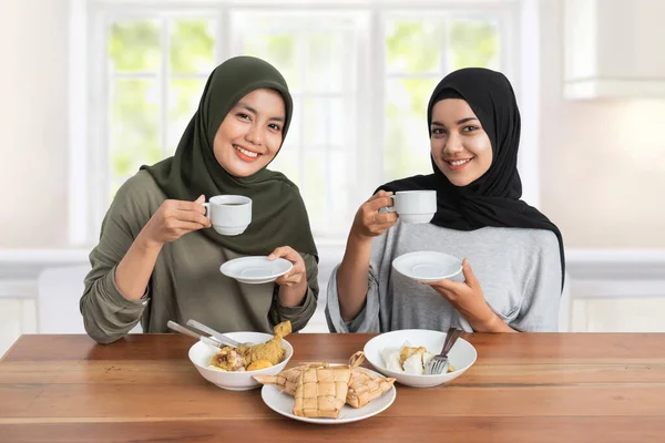 Hijab mulher pequeno-almoço comer juntos — Fotografia de Stock