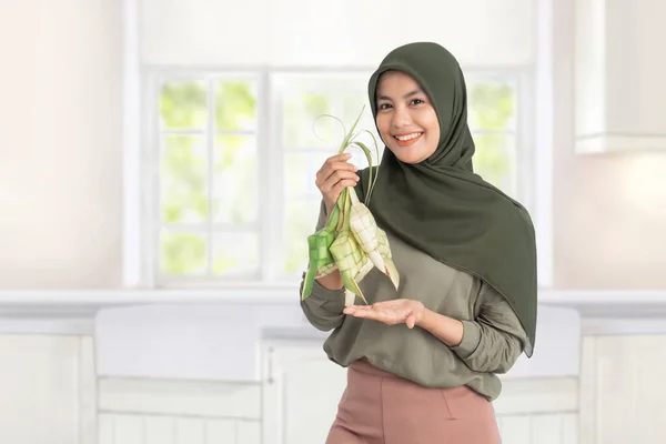 Donna che tiene ketupat su sfondo bianco — Foto Stock