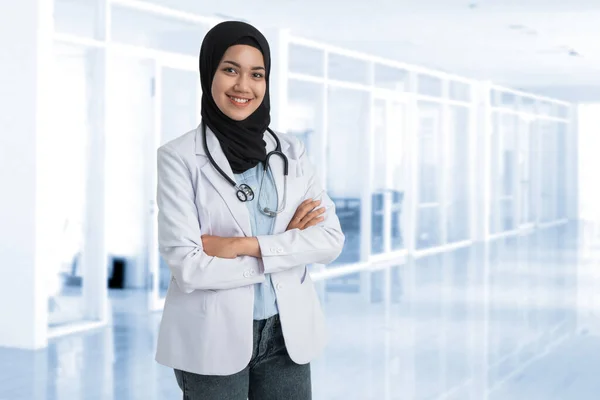 Musulmán joven clínico sonriente en whitecoat — Foto de Stock