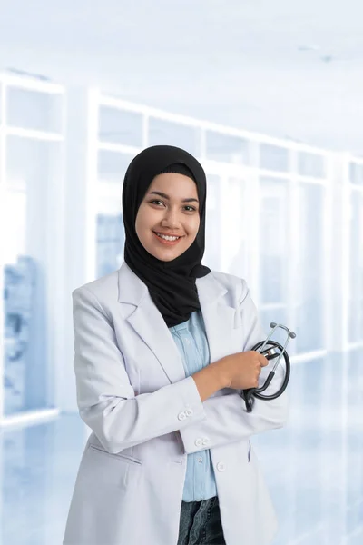 Muzułmanka lekarz w białym płaszczu — Zdjęcie stockowe