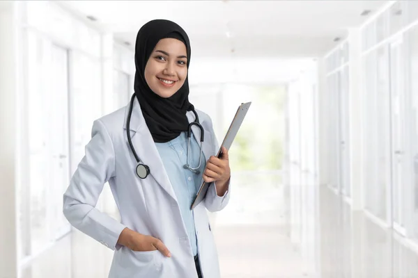 Moslim vrouwelijke arts met witte vacht — Stockfoto