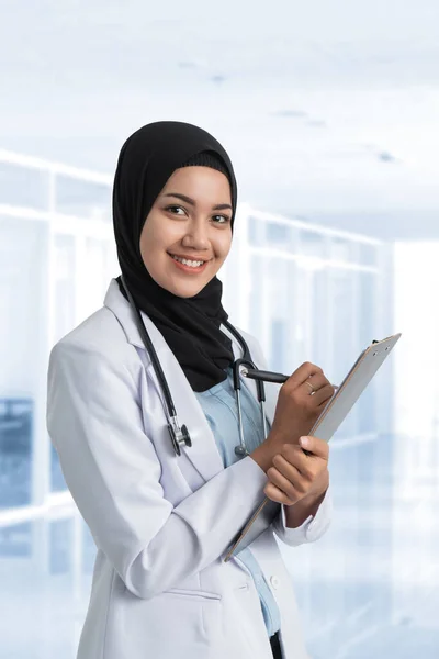 Beyaz önlüklü Müslüman kadın doktor. — Stok fotoğraf