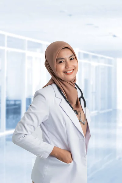 Muslim γυναίκα γιατρός με λευκό παλτό — Φωτογραφία Αρχείου