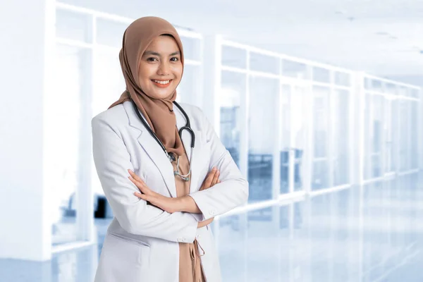 Muslim hermosa doctora en bata blanca con estetoscopio —  Fotos de Stock