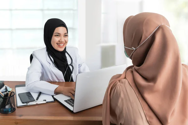 Kobieta hijab konsultacje z lekarzem specjalistą — Zdjęcie stockowe