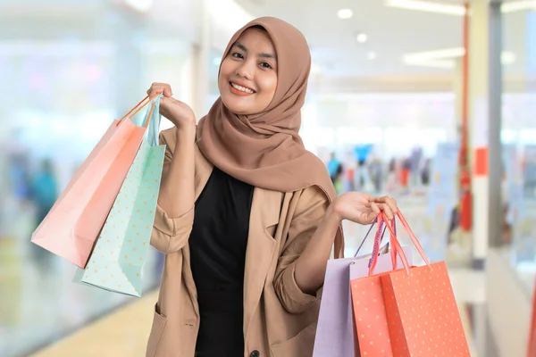 Mujer musulmana compras sosteniendo bolsa de papel — Foto de Stock