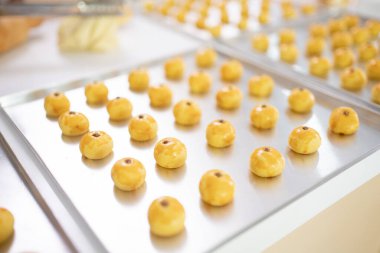 Bir tepside nastar kek tartı