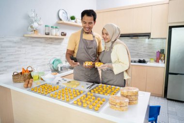 Müslüman çiftler bayram yemeği ürünlerini tanıtmak için cep telefonu kullanıyorlar.