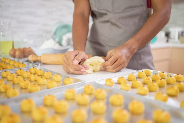 Main faire de la pâte pour gâteau nastar pendant moubarak eid — Photo