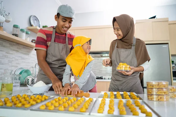 Feliz familia musulmana con hijab haciendo pastel de nastar juntos —  Fotos de Stock