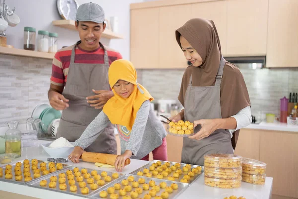Мусульмане вместе делают ананасовый пирог из индонезийских традиций — стоковое фото