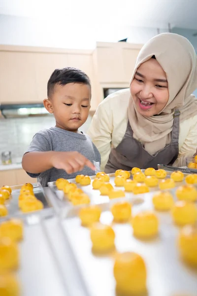 Ibu muslim membuat kue untuk Idul Mubarak bersama anaknya. — Stok Foto