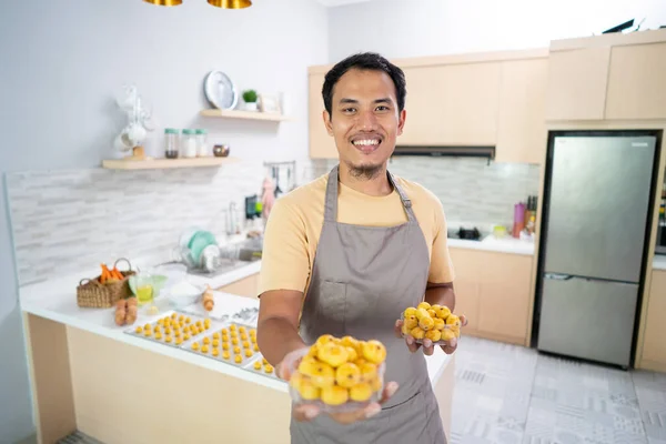 亚洲年轻人笑着做饭 — 图库照片