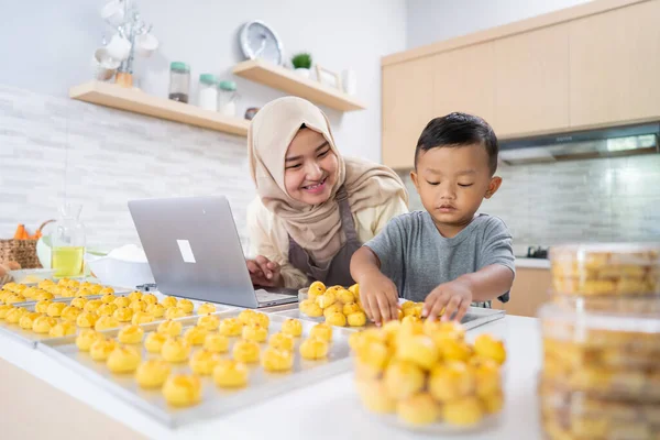 Ibu muslim bekerja dari rumah membuat makanan urutan nastar nanas kue — Stok Foto