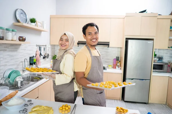 Мусульманська пара робить неприємний закусочний торт разом на кухні під час Рамадана — стокове фото
