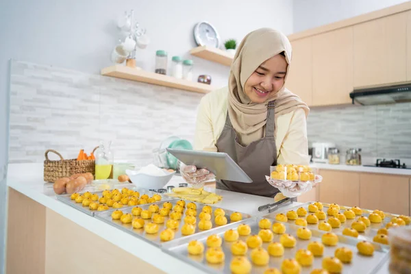 Mujer musulmana con merienda nastar en la cocina —  Fotos de Stock