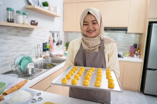 Mujer musulmana haciendo merienda casera nastar —  Fotos de Stock