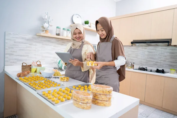 Müslüman küçük işletme sahibi ev yapımı nastar aperatifleri satıyor.