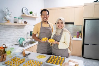 Müslüman çift, Ramazan 'da mutfakta birlikte nastarlı kek yapıyor.
