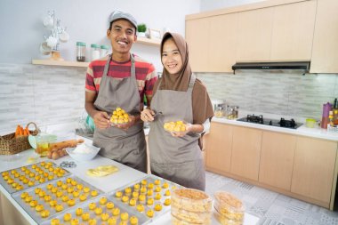 Müslüman çift, Ramazan 'da mutfakta birlikte nastarlı kek yapıyor.