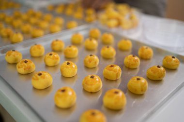 Bir tepside nastar kek tartı